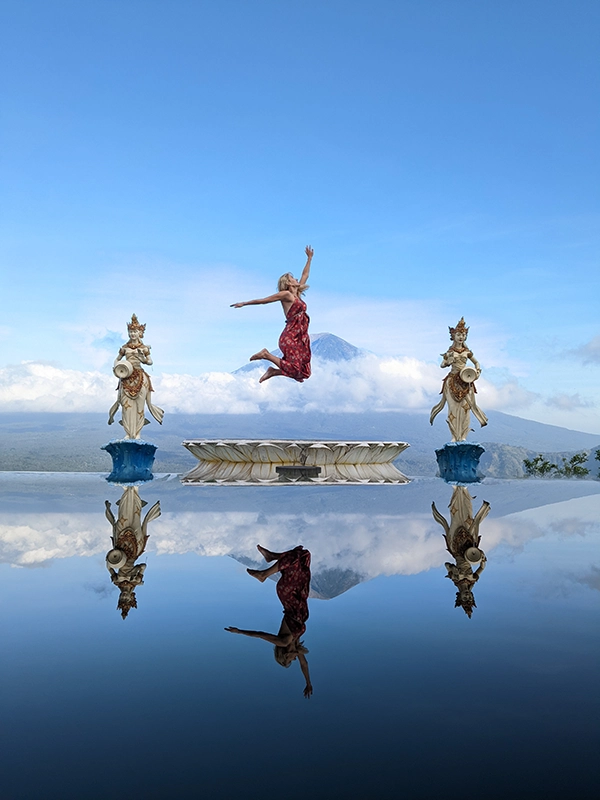 📍 This place is just below Heaven's Gate in Bali. Again, this effect is done with a mirror put over your phone's lenses.

Either you pay an entry fee and you can take pictures in 3 locations, or you buy something to eat and have access included.
There are also 2 guys over there that take you pictures with your phone and they are super good and fun. They took some nice photos and videos for me.