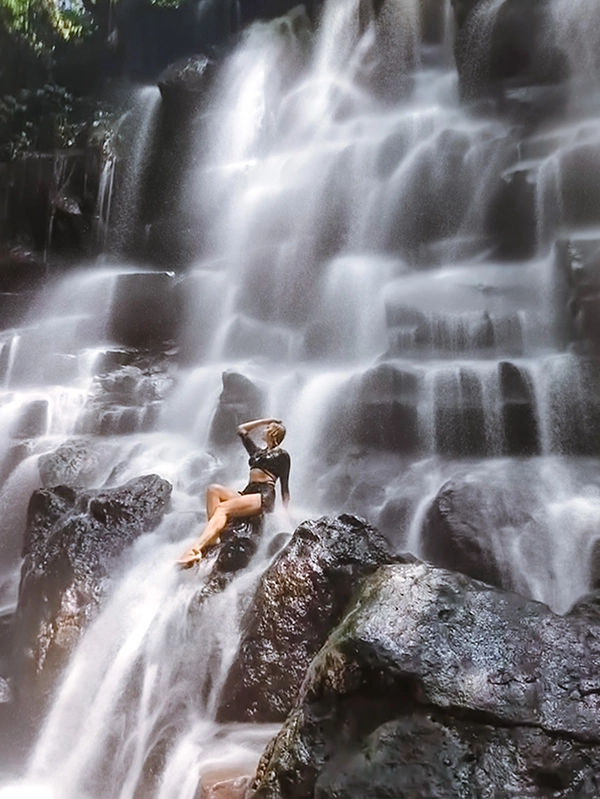 📍 Kanto Lampo Waterfall. I saved the best for last. This waterfall is impressive. You have professional guys taking you pictures with your own phone and making sure the line is respected. Everyone has limited time up there.