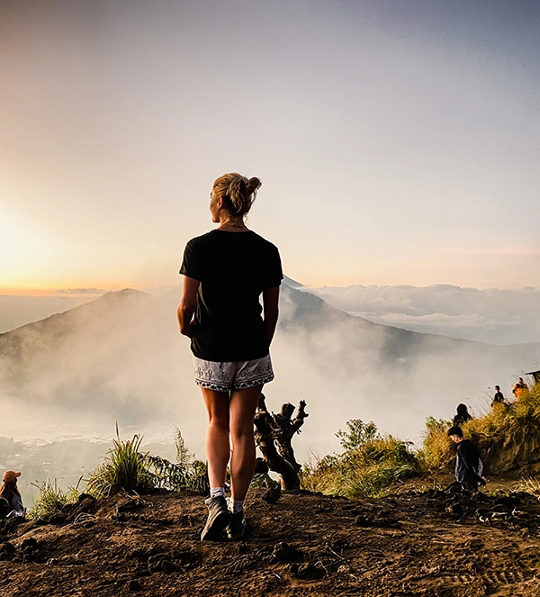 📍 Sunrise from Mount Batur summit. This was an experience I never imagined like this. Starting the expedition at 2 am, only to see that 500 people had the same idea, but totally worth it once you reach the summit and the Sun starts showing up.