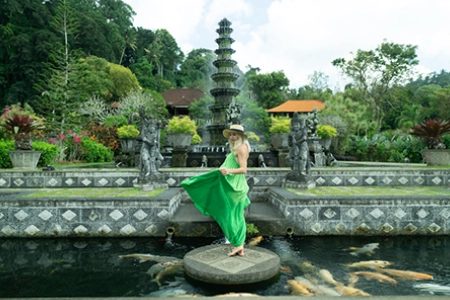 📍 Tirta Gangga Water Castle is a pool of mazes and fountains surrounded by lush gardens and statues. Here you have plenty of places to take beautiful instagramable photos feeding the fishes.